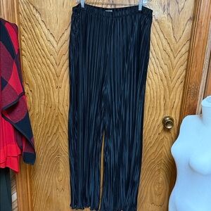 Norm Thompson Black Pleated Wide-Leg Pants XL But Can Fit 2XL.